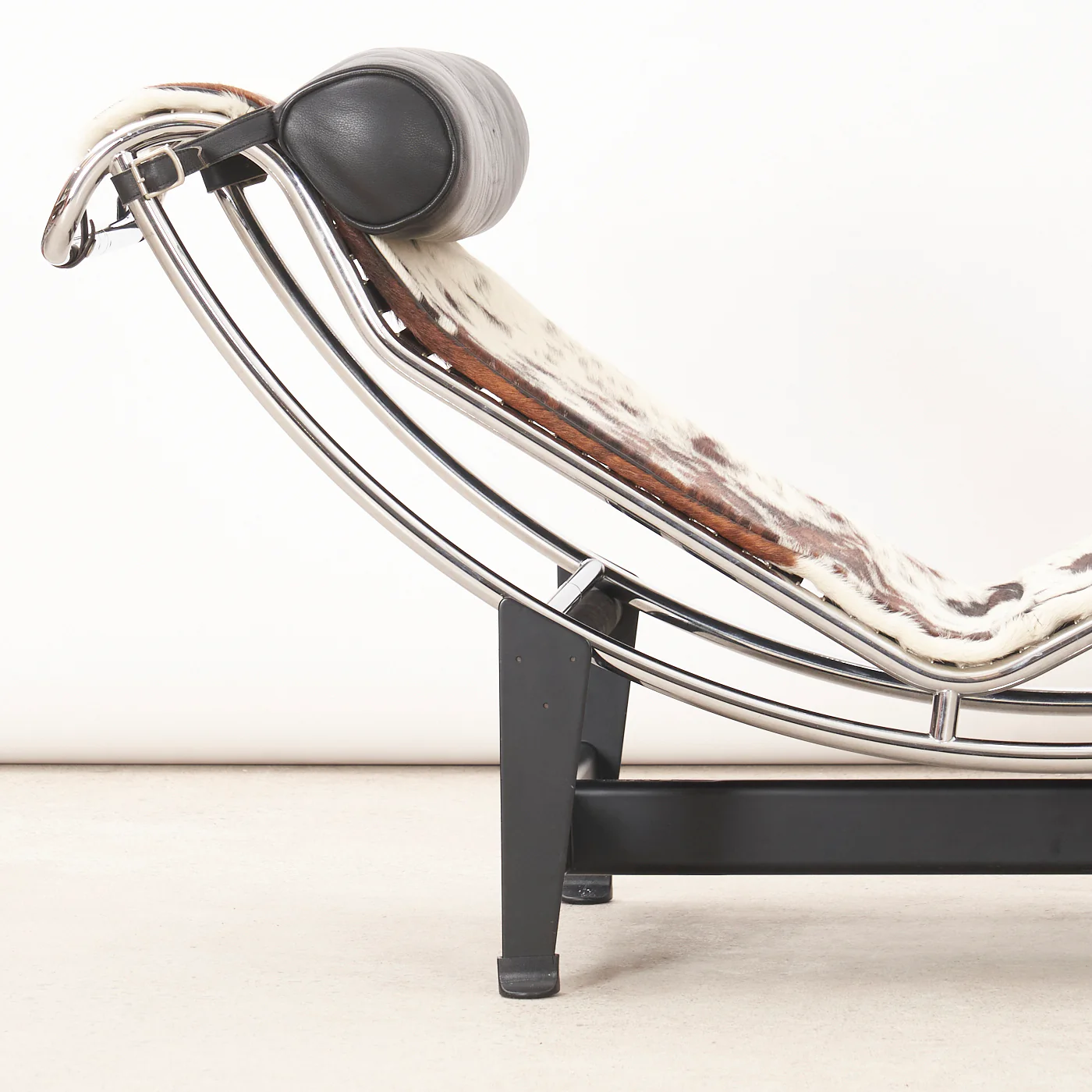 'LC4' Chaise Lounge by Le Corbusier, Pierre Jeanneret, & Charlotte Perriand for Cassina, Italy - Image 4