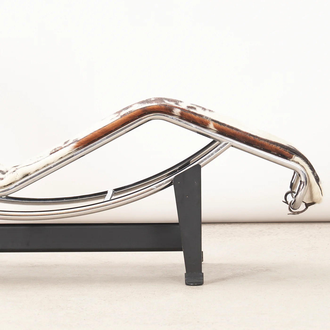 'LC4' Chaise Lounge by Le Corbusier, Pierre Jeanneret, & Charlotte Perriand for Cassina, Italy - Image 5