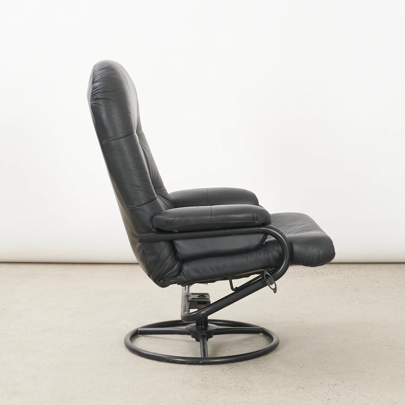 Reclining Leather Lounge Chair & Ottoman by Palliser - Image 3